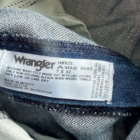 Women’s size 7 Wrangler Cowboy Cut Jeans - Picture 2 of 5